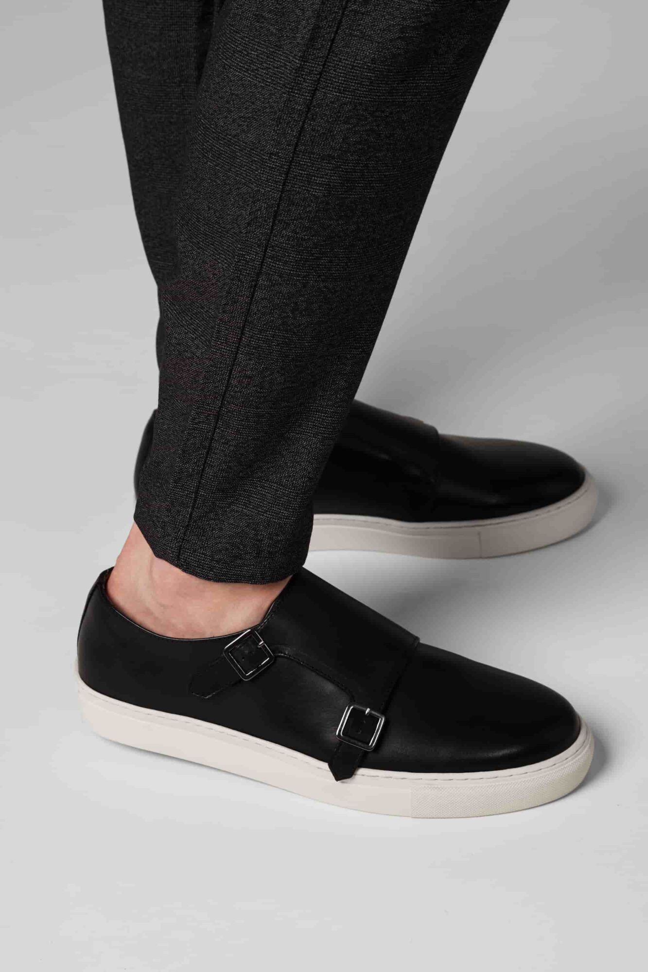 Schwarze Sneaker zur Chinohose