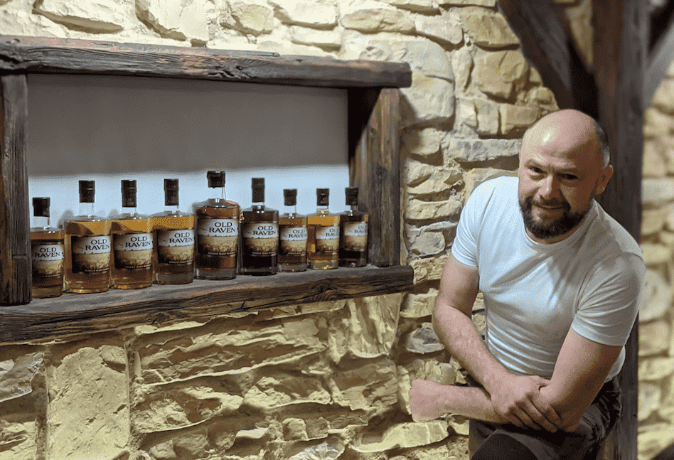 Andreas Schmidt mit seinen Old Raven Whiskys