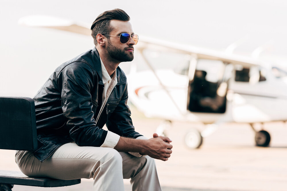 Coole Kombination: Lederjacke und Sonnebrille