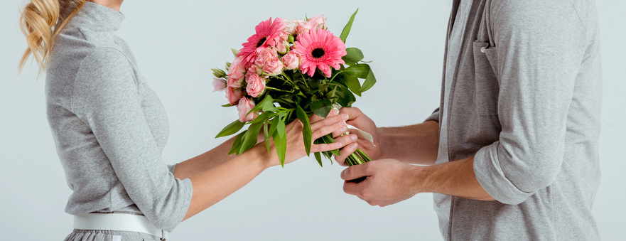 Mann schenkt Frau einen Blumenstraße