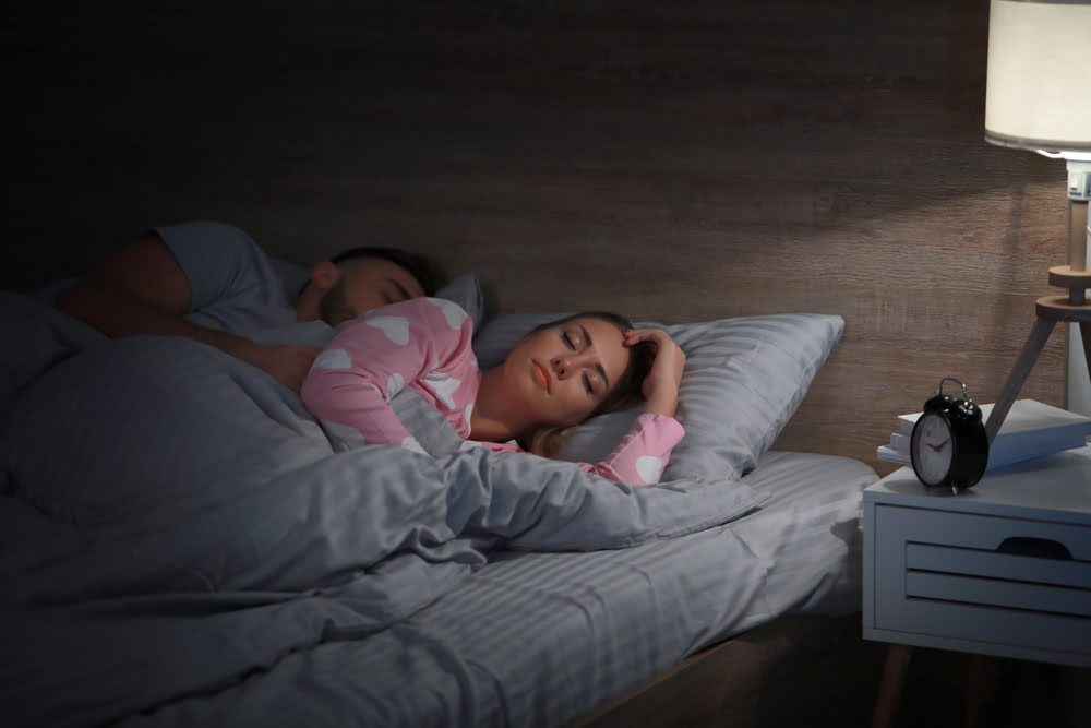 Paar im dunklen Schlafzimmer