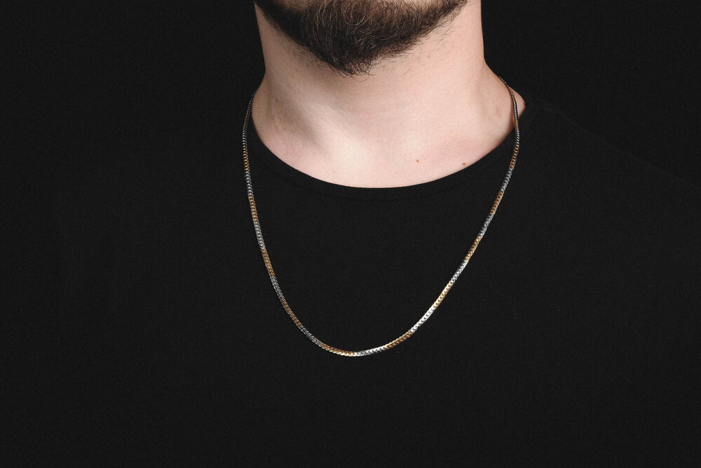 Goldkette auf schwarzer Kleidung sorgt für einen starken Kontrast