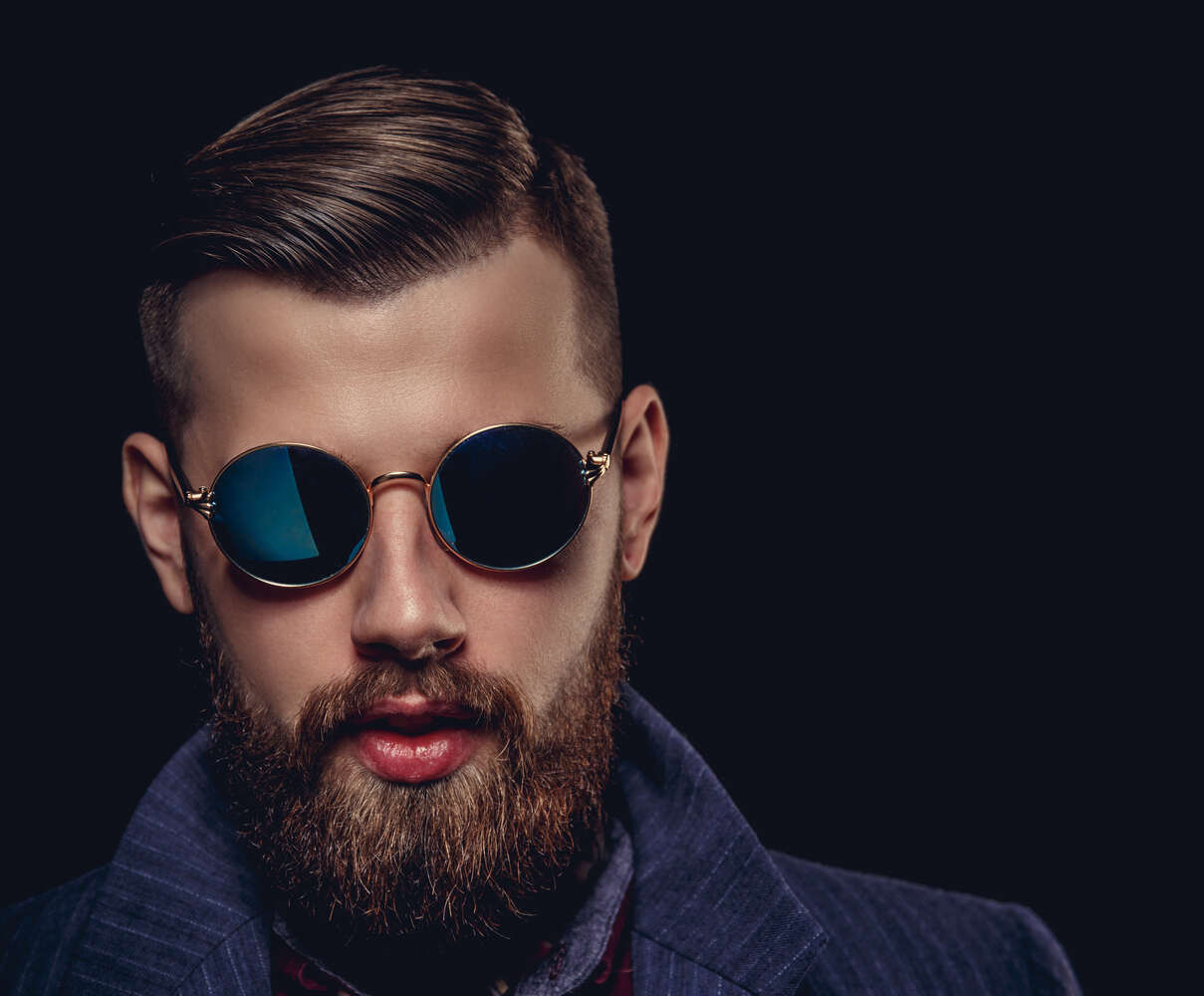 Lässig mit Sonnenbrille unterwegs