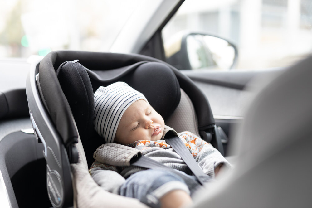 Baby schläft im Auto