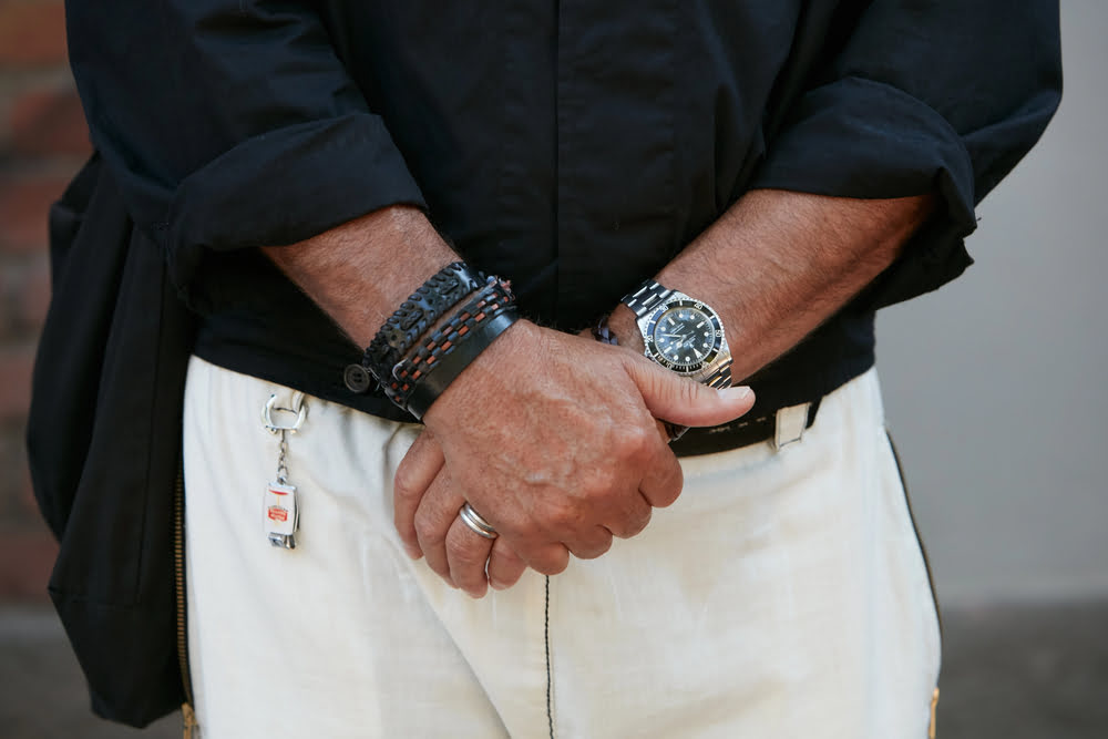 Mann mit Lederarmband