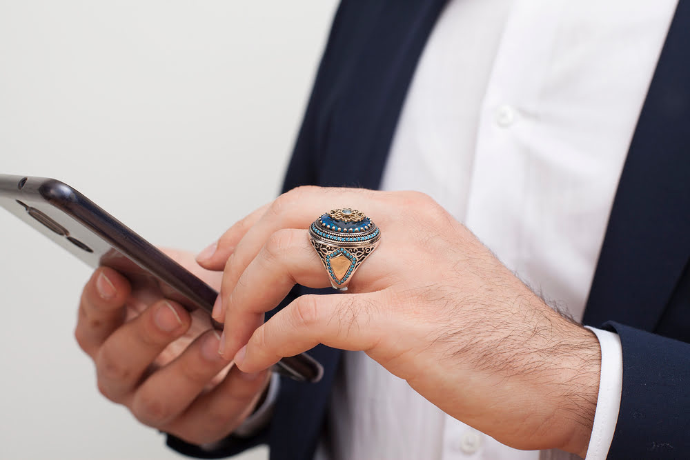 Mann mit Siegelring am Finger