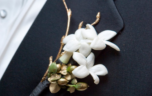 Knopflochblume am Sakko-Revers