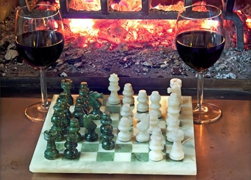 Schach spielen vorm Kamin
