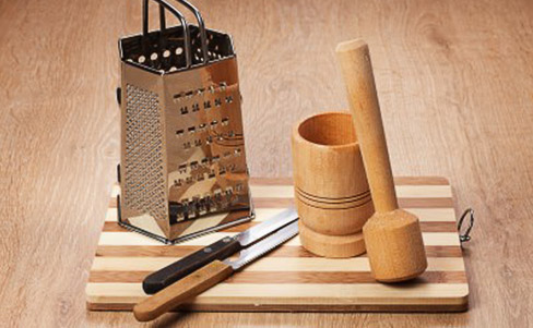 Küchenutensilien: Mörser, Reibe und Co. Küchenutensilien: Mörser, Reibe und Co.