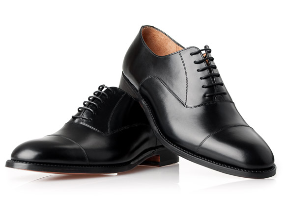 Klassische schwarze Herrenschuhe