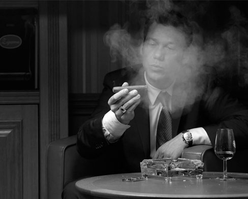 Matthias Martens genießt das Cigarre rauchen