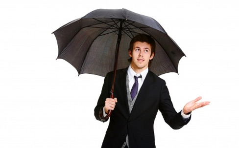 Der Gentleman traegt Regenschirm