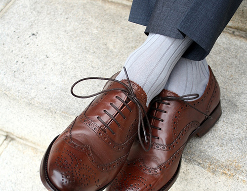 Lederschuhe mit dünnen Socken